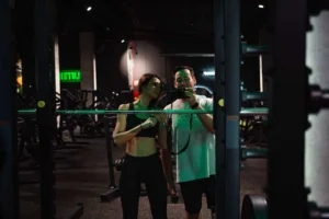 Cliente Leo entrenando con su entrenadora personal en un gimnasio de Tenerife, foto de reseña y progreso.