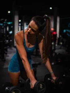 Georgia, entrenadora personal en Tenerife, entrenando con mancuernas